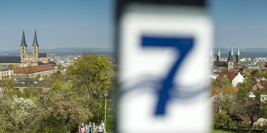 Blick von der Villa Remeis auf Bamberg mit Dom (rechts) und Kloster Michaelsberg (links) und die Ausläufer der Fränkischen Schweiz. Foto: Andreas Hub Blick von der Villa Remeis auf Bamberg mit Dom (rechts) und Kloster Michaelsberg (links) und die Ausläufer der Fränkischen Schweiz. Foto: Andreas Hub