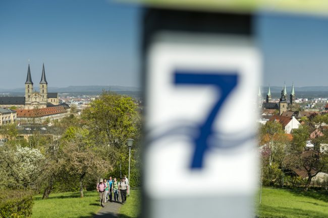 Blick von der Villa Remeis auf Bamberg mit Dom (rechts) und Kloster Michaelsberg (links) und die Ausläufer der Fränkischen Schweiz. Foto: Andreas Hub