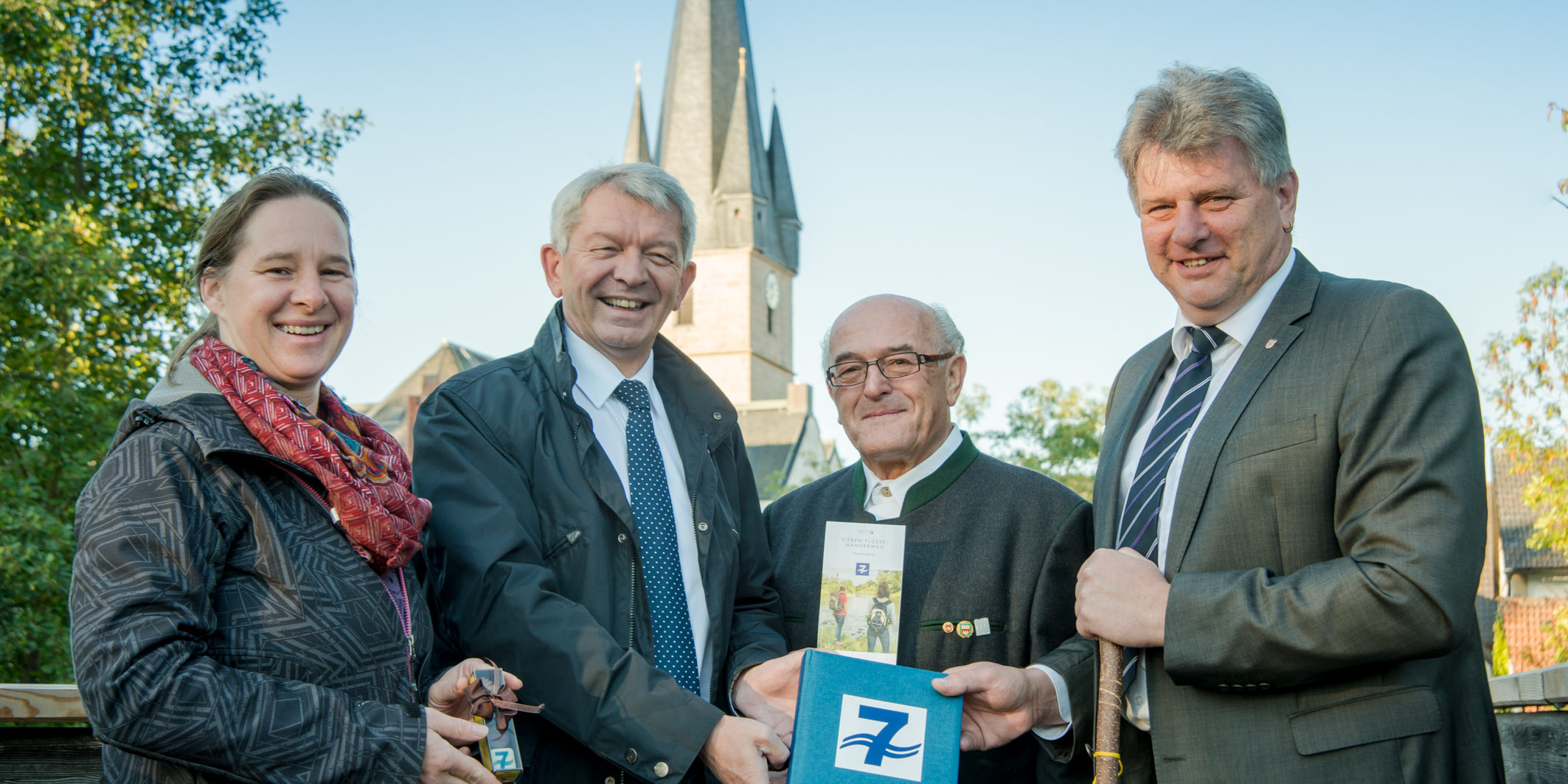 Landrat Johann Kalb übergibt das Wanderbuch zum Sieben-Flüsse-Wanderweg in Baunach. Foto: Thomas Ochs. Landrat Johann Kalb übergibt das Wanderbuch zum Sieben-Flüsse-Wanderweg in Baunach. Foto: Thomas Ochs.
