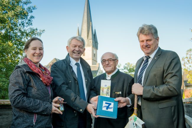 Landrat Johann Kalb übergibt das Wanderbuch zum Sieben-Flüsse-Wanderweg in Baunach. Foto: Thomas Ochs. Landrat Johann Kalb übergibt das Wanderbuch zum Sieben-Flüsse-Wanderweg in Baunach. Foto: Thomas Ochs.