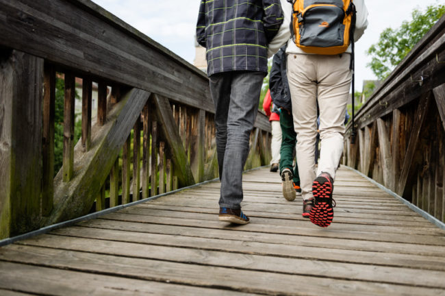 Wanderer auf dem hölzernen Mühlensteg in Baunach. Foto: Andreas Hub. Wanderer auf dem hölzernen Mühlensteg in Baunach. Foto: Andreas Hub.