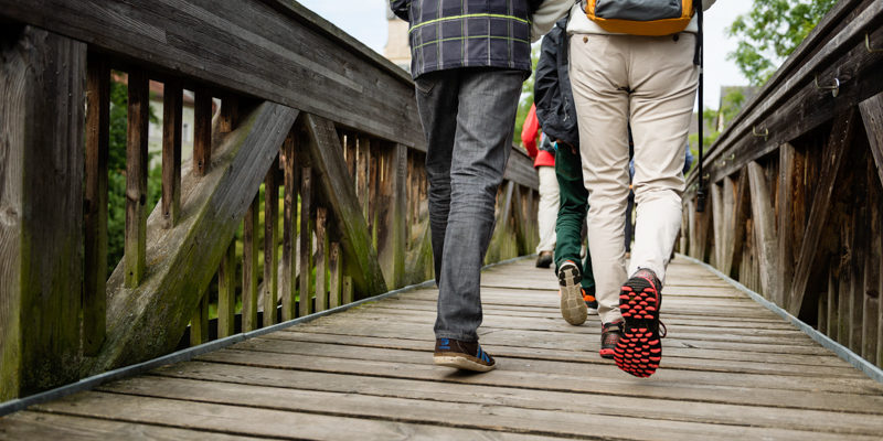 Wanderer auf dem hölzernen Mühlensteg in Baunach. Foto: Andreas Hub. Wanderer auf dem hölzernen Mühlensteg in Baunach. Foto: Andreas Hub.