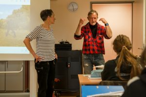 Rosa Brunner und Bob Budd beim Schuldialog in der FOS Eggolsheim. Foto: Thomas Ochs