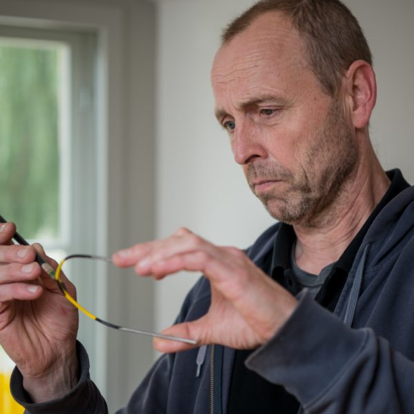 Günther Holder baut ein Modell für seinen Entwurf. Foto: Thomas Ochs