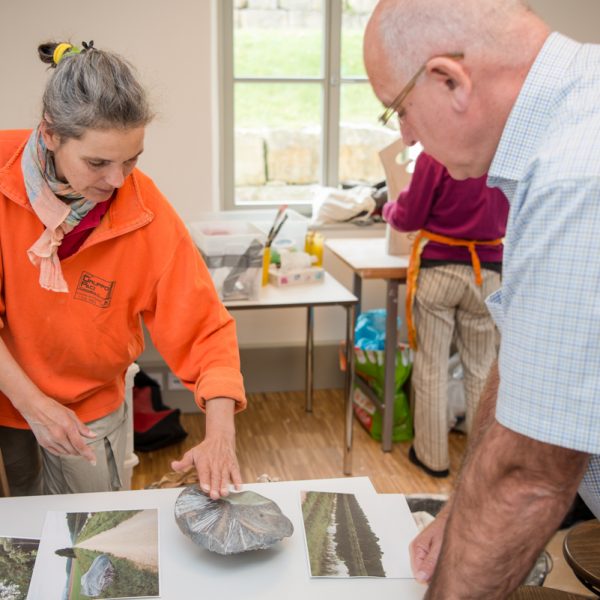 Petra Lange bespricht ihren Entwurf mit dem Hirschaider Bürgermeister Klaus Homann. Foto: Thomas Ochs.
