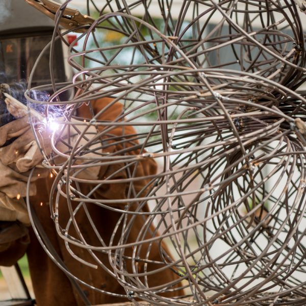 Angelika Summa arbeitet mit Metalldraht. Foto: Thomas Ochs