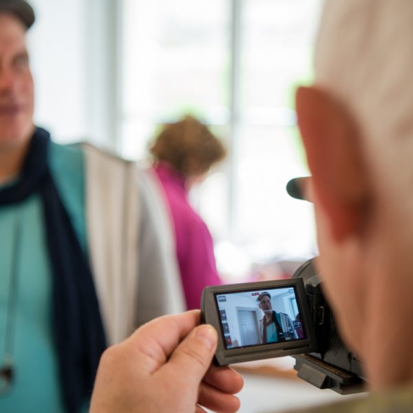 Klaus Fleischmann dokumentiert das Künstlersymposium mit der Kamera. Foto: Thomas Ochs