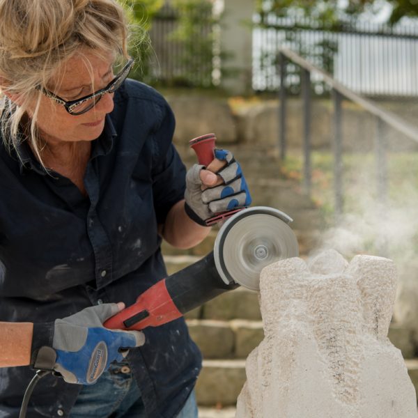 Cissy van der Wel arbeitet ihren Entwurf als Modell in einem Euville-Kalkstein. Foto: Thomas Ochs