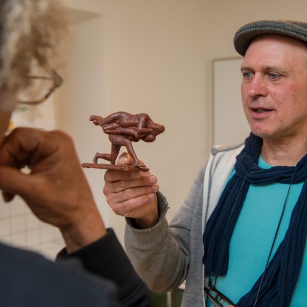 Adelbert Heil stellt seinen in Wachs modellierten Entwurf einem Besucher vor. Foto: Thomas Ochs