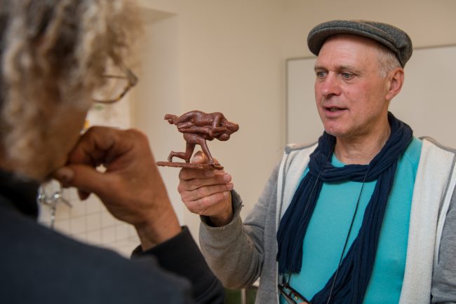 Adelbert Heil stellt seinen in Wachs modellierten Entwurf einem Besucher vor. Foto: Thomas Ochs