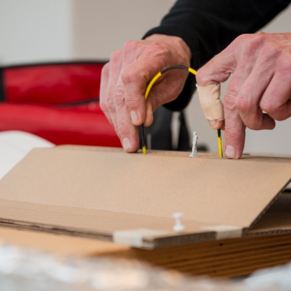 Günther Holder erprobt seine Idee am Modell. Foto: Thomas Ochs.