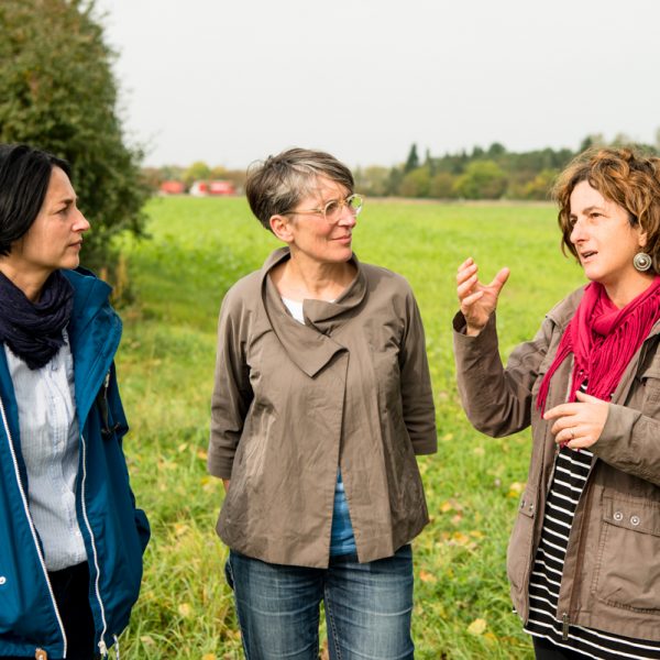 Kuratorin Rosa Brunner im Gespräch mit Emanuela Camacci bei der Kunstmeile am Kanal im. Foto: Thomas Ochs