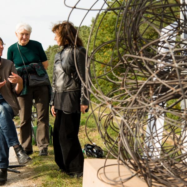 Rosa Brunner und Angelika Summa im Gespräch bei der Kunstmeile am Kanal. Foto: Thomas Ochs