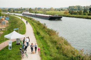 Schiff fährt an der Kunstmeile am Kanal vorbei. Foto: Thomas Ochs