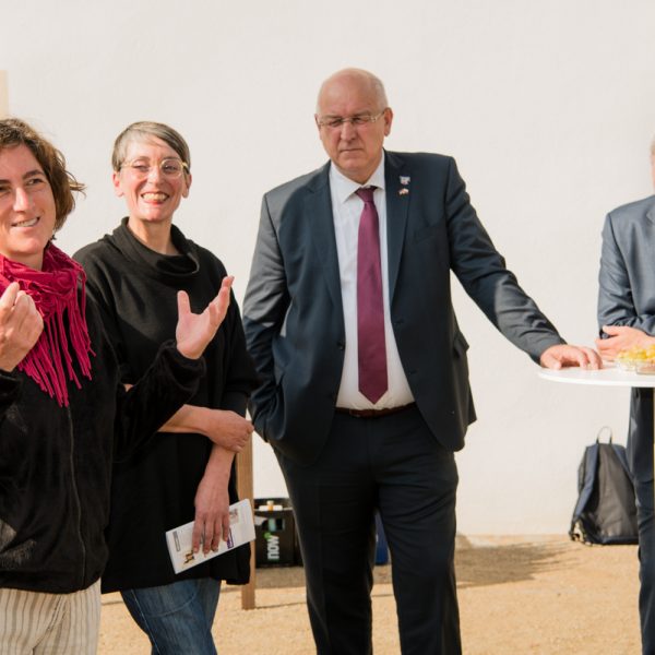 Emanuela Camacci, Rosa Brunner (Kuratorin), Bürgermeister Klaus Homann (Hirschaid), Landkrat Johann Kalb (Lkr. Bamberg). Foto: Thomas Ochs