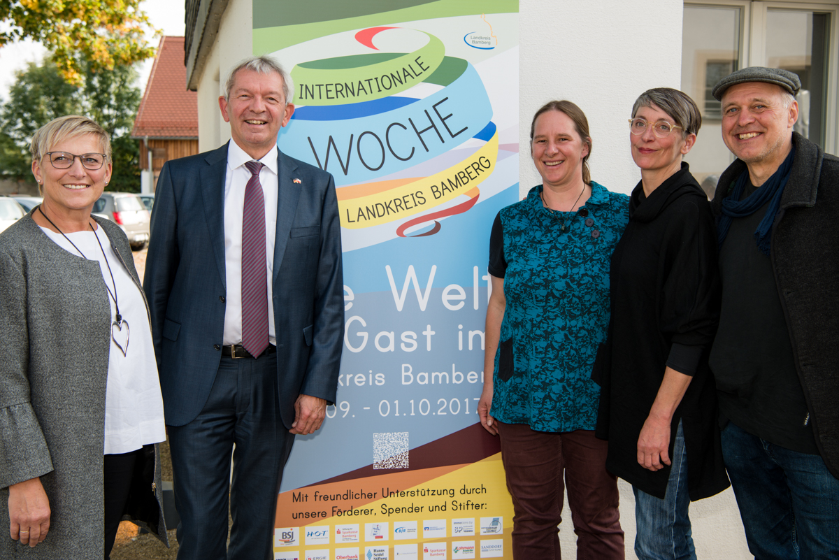 Stellv. Landrätin Rosi Kraus (Lkr. Forchheim), Landrat Johann Kalb, Anne Schmitt vom Flussparadies Franken, Rosa Brunner (Kuratorin) und Adelbert Heil, der für den Landkreis Bamberg die Skulptur entwerfen wird.Foto: Thomas Ochs