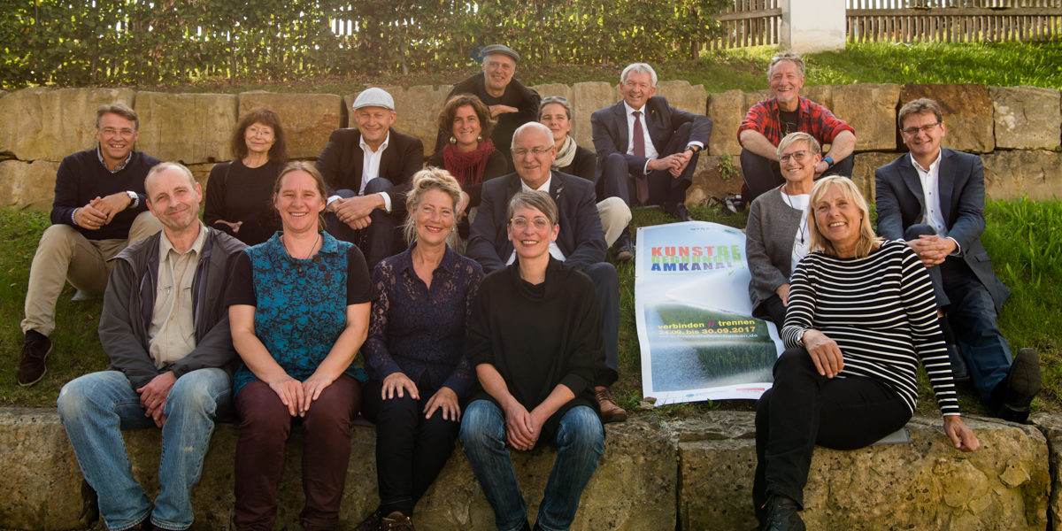 Gruppenbild Kunstbegegnungen am Kanal verbinden // trennen am 24.09.2017 im Schloss Sassanfahrt. Foto: Thomas Ochs Gruppenbild Kunstbegegnungen am Kanal verbinden // trennen am 24.09.2017 im Schloss Sassanfahrt. Foto: Thomas Ochs