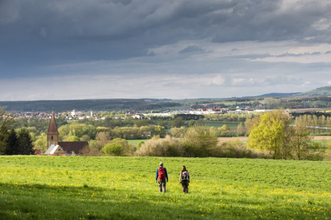 Wanderer auf dem Sieben-Flüsse-Wanderweg von Trailsdorf nach Seußling mit Blick auf das Regnitztal und die Fränkische Schweiz. Foto: Andreas Hub Wanderer auf dem Sieben-Flüsse-Wanderweg von Trailsdorf nach Seußling mit Blick auf das Regnitztal und die Fränkische Schweiz. Foto: Andreas Hub