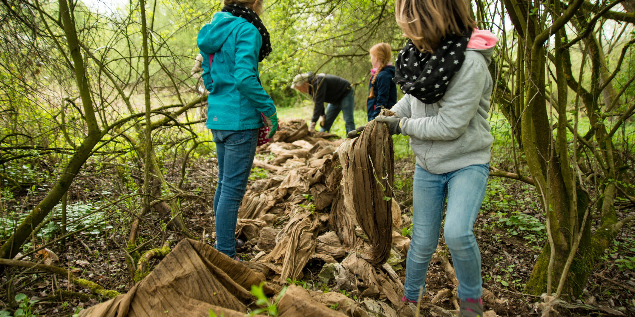 Kinder und Jugendliche bei der Aktion "Sauberer Main" in Kemmern. Foto: Thomas Ochs