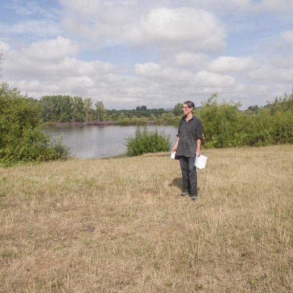 Rosa Brunner am geplanten Standort für die Flussgesichter-Skulptur am Großen See bei Breitengüßbach. Foto: Thomas Ochs