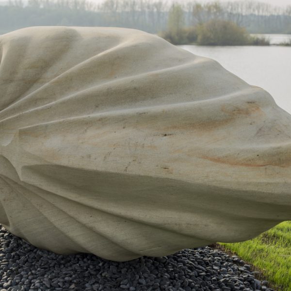 Flussgesichter-Skulptur von Rosa Brunner am Großen See bei Breitengüßbach. Foto: Thomas Ochs