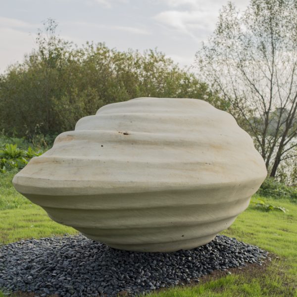 Flussgesichter-Skulptur von Rosa Brunner am Großen See bei Breitengüßbach. Foto: Thomas Ochs