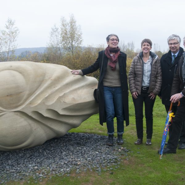 Präsentation der Flussgesichter-Skulptur von Rosa Brunner am Großen See bei Breitengüßbach. Foto: v