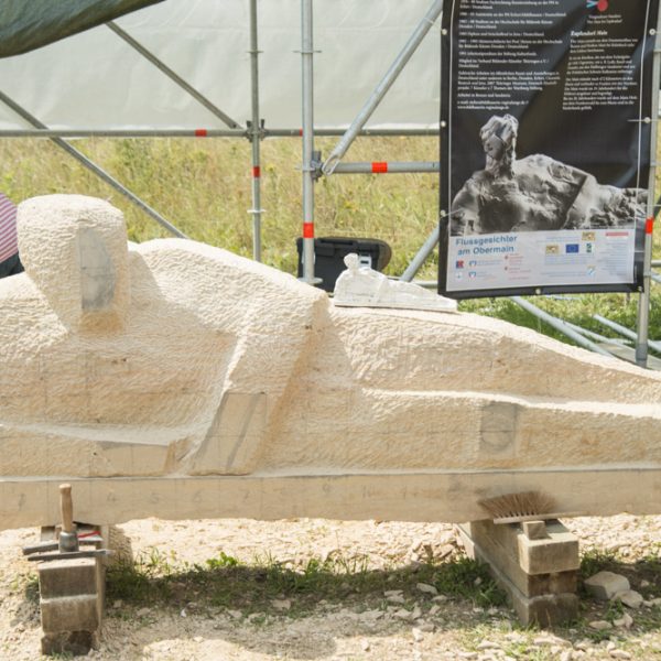 Flussgesichter-Skulptur von Regina Lange beim Bildhauersymposium 2014, Hallstadt. Foto: Thomas Ochs.