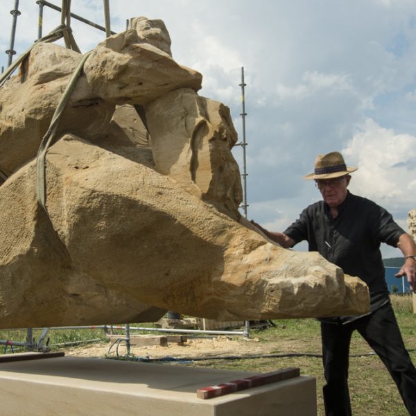 Ausrichten der Skulptur von Ilia Varbanov beim Flussgesichter-Sympoisum 2014, Hallstadt. Foto: Thomas Ochs