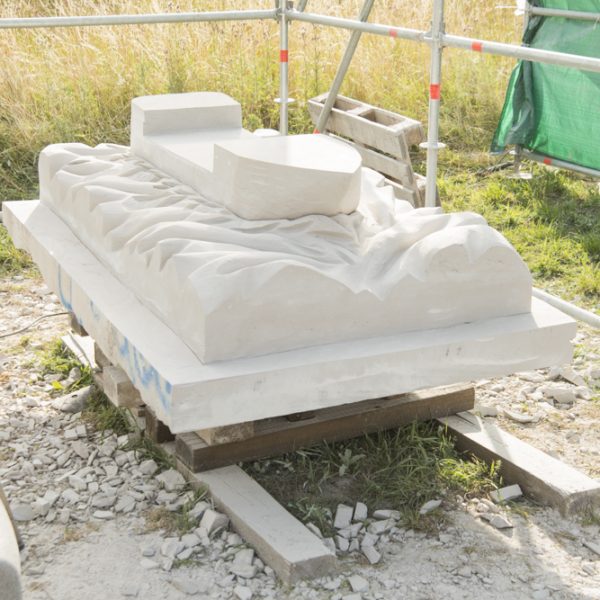Skulptur "La Barca" von Pier Giorgio Balocchi beim Flussgesichter-Symposium 2014 in Hallstadt. Foto: Thomas Ochs