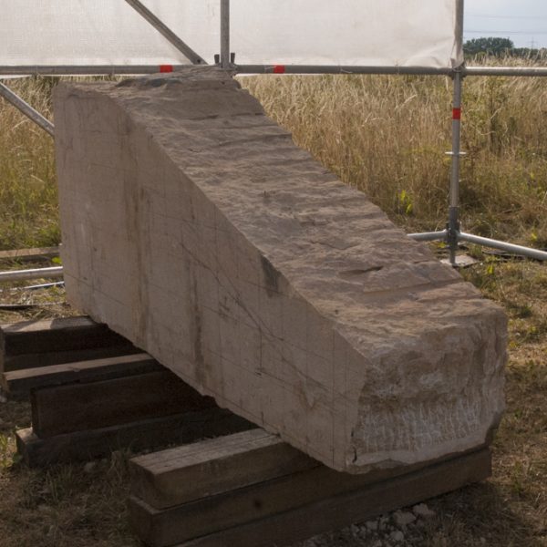 Stein für die Flussgesichter-Skulptur von Regina Lange beim Bildhauersymposium 2014, Hallstadt. Foto: Thomas Ochs.