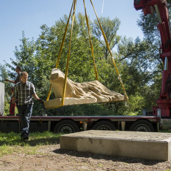 Aufstellung Skulptur "Fiume" von Francesco Cremoni am Main bei Kemmern. Foto: Thomas Ochs