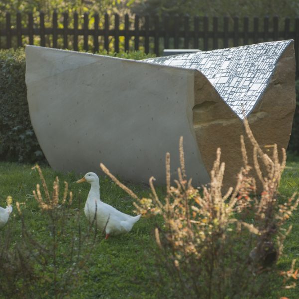 Skulptur "don't stop" von Simonetta Baldini beim Flussgesichter-Symposium an der Baunach in der Stadt Baunach. Foto: Thomas Ochs
