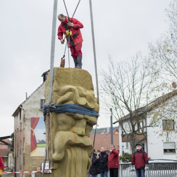 Aufstellung der Flussgesichter-Skulptur von Stefan Esterbauer am Leitenbach-Wehr in Gundeslheim. Foto: Thomas Ochs