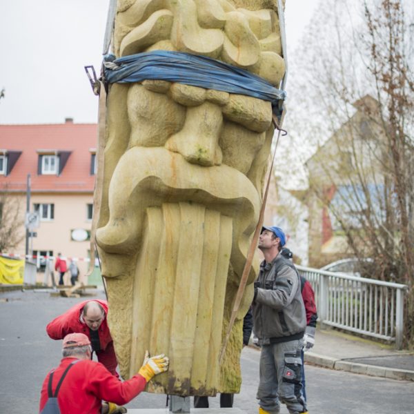 Aufstellung der Flussgesichter-Skulptur von Stefan Esterbauer am Leitenbach-Wehr in Gundeslheim. Foto: Thomas Ochs