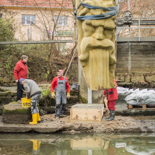 Aufstellung der Flussgesichter-Skulptur von Stefan Esterbauer am Leitenbach-Wehr in Gundeslheim. Foto: Thomas Ochs