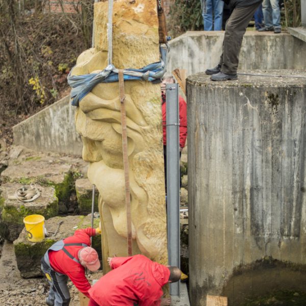 Aufstellung der Flussgesichter-Skulptur von Stefan Esterbauer am Leitenbach-Wehr in Gundeslheim. Foto: Thomas Ochs