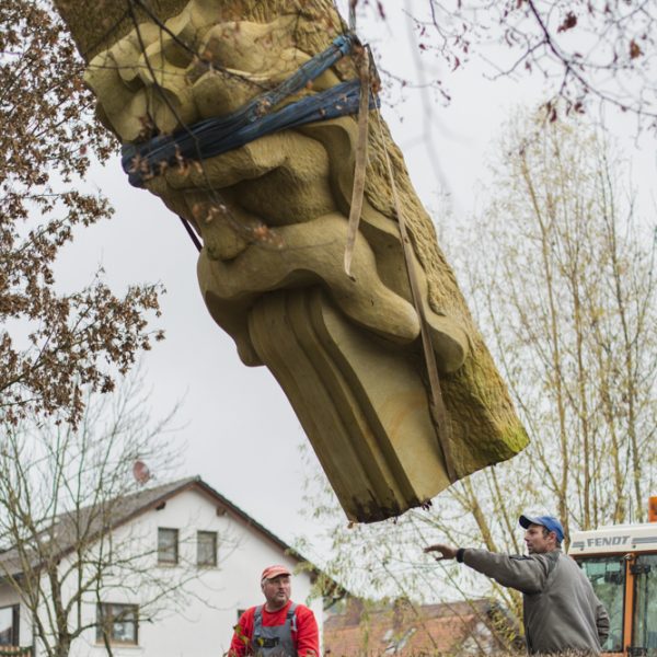 Aufstellung der Flussgesichter-Skulptur von Stefan Esterbauer am Leitenbach-Wehr in Gundeslheim. Foto: Thomas Ochs