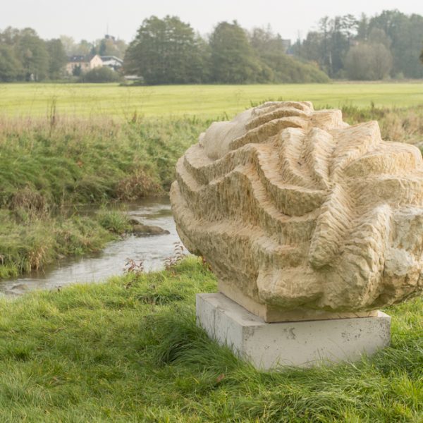 Flussgesichter-Skulptur an der Itz bei Rattelsdorf von Frantisek Vlcek. Foto: Thomas Ochs