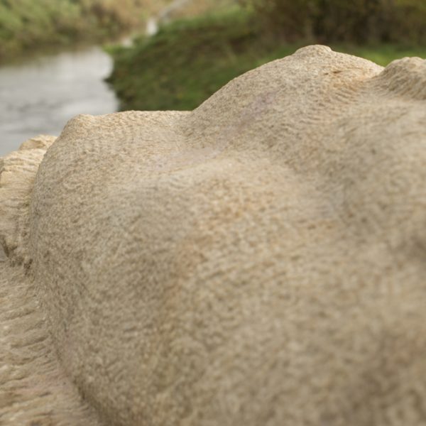 Flussgesichter-Skulptur an der Itz bei Rattelsdorf von Frantisek Vlcek. Foto: Thomas Ochs