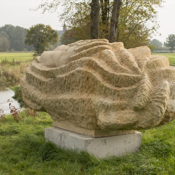 Flussgesichter-Skulptur an der Itz bei Rattelsdorf von Frantisek Vlcek. Foto: Thomas Ochs