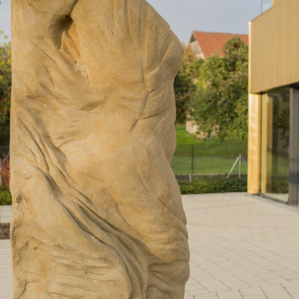 Skulptur "Emporsteigen" von Vanda Pianini am Ellernbach in Litzendorf. Foto: Thomas Ochs