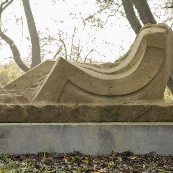 Skulptur "Fiume" von Francesco Cremoni am Main bei Kemmern. Foto: Thomas Ochs