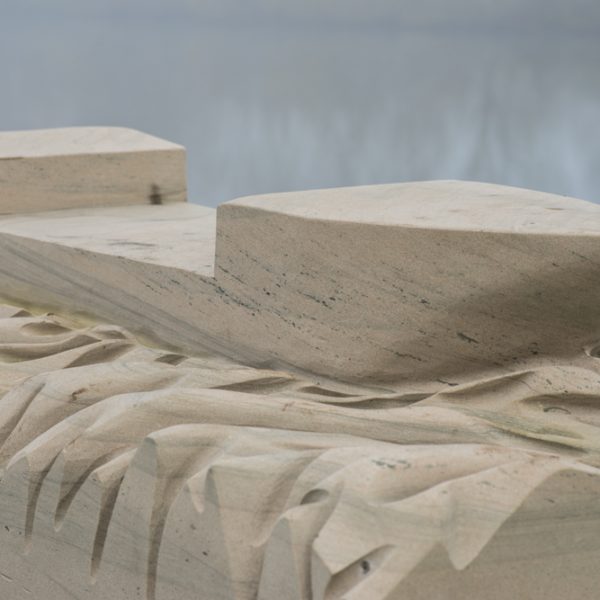 Skulptur "La Barca" von Pier Giorgio Balocchi beim Flussgesichter-Symposium 2014 in Hallstadt. Foto: Thomas Ochs