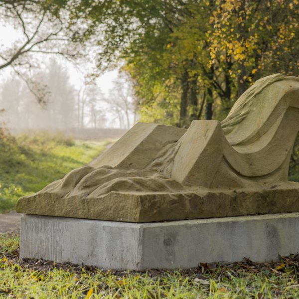 Flussgesichter-Skulptur von Francesco Cremoni am Main bei Kemmern. Foto: Thomas Ochs