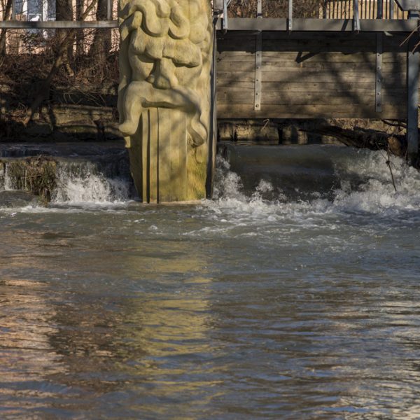 Flussgesichter-Skulptur von Stefan Esterbauer am Leitenbach-Wehr in Gundeslheim. Foto: Thomas Ochs