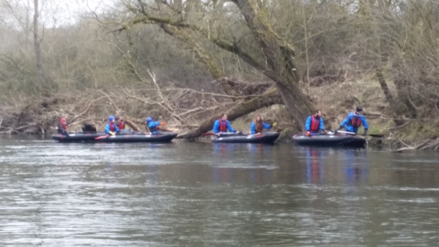 Die Evangelische Jungend Oberfranken sammelt am Main den Müll vom Boot aus. Foto: Jörg Schröder