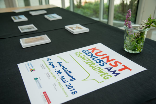 Kunstgenuss am RegnitzRadweg: Ausstellungsplakat und Postkaarten. Foto: Thomas Ochs