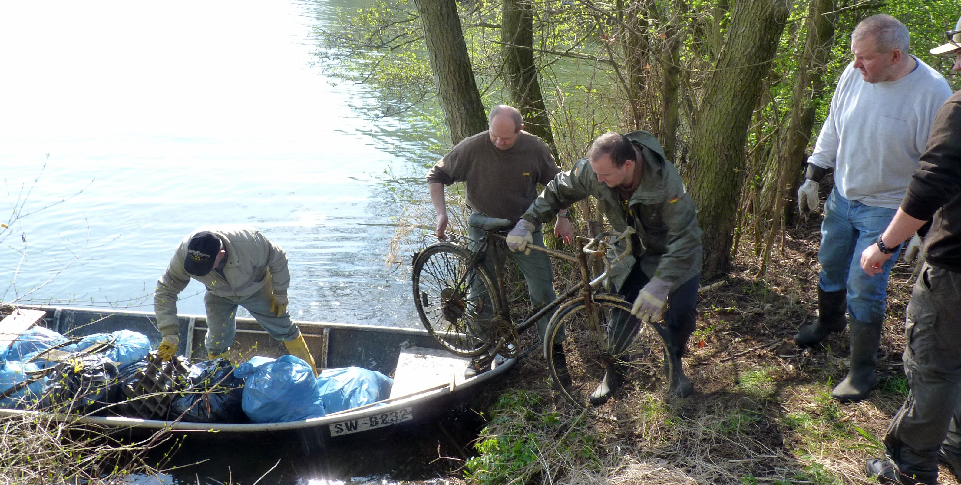 Bischberger Fischerzunft bei ihrer 38. Gewässerreinigungsaktion in Bischberg und Oberhaid zusammen mit dem MSC Coburg. Foto: Josef Kröner