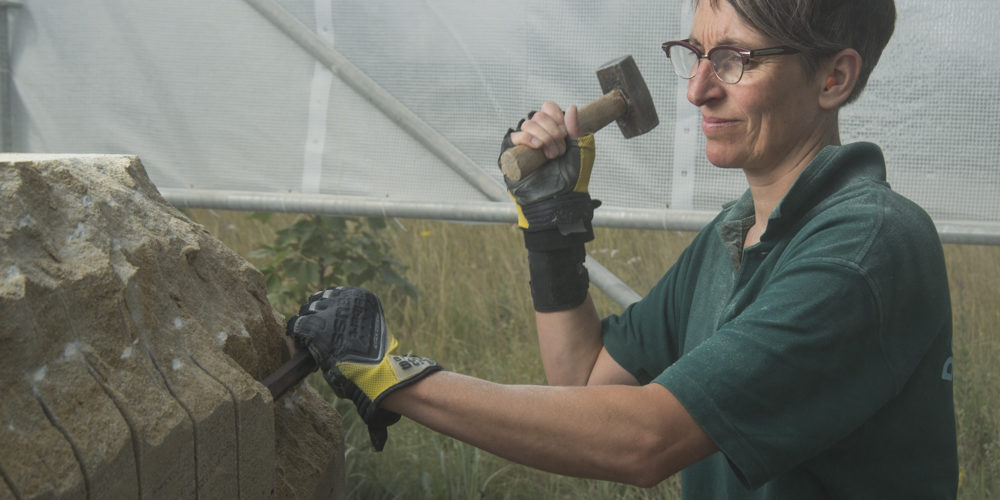 Die Bildhauerin Rosa Brunner bei der Arbeit an der Skulptur „Archaika“. Foto: Thomas Ochs Die Bildhauerin Rosa Brunner bei der Arbeit an der Skulptur "Archaika". Foto: Thomas Ochs
